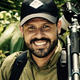 Reiseleiter Jonathan Serrano mit Stativ
