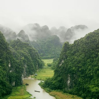 Fluss durch grüne Landschaft mit Bergen