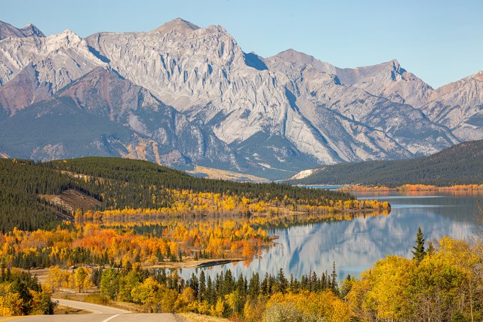 Lake Abraham im Herbst vor Kulisse der Rocky Mountains