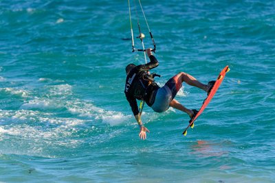 Kitesurfer berührt Wasser - Dominikanische Republik Highlights
