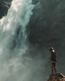 Person am Wasserfall in Sri Lanka