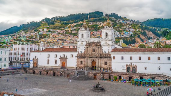 Ecuador Gruppenreise - Blick auf Platz in Quito