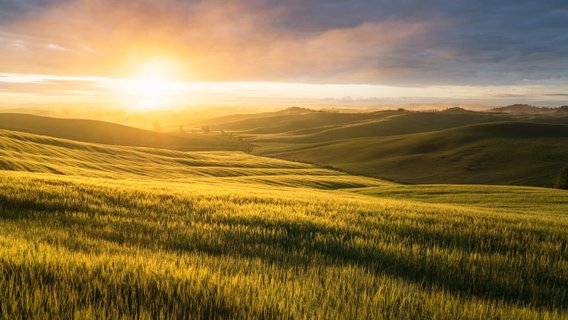 Sonnenuntergang über der Landschaft der Toskana