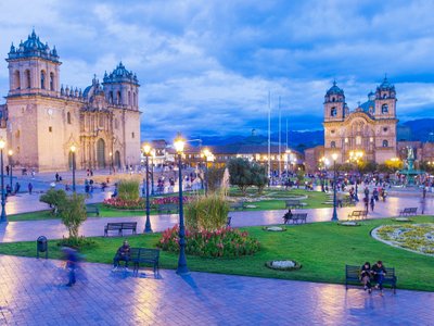 Plaza de Armas bei Abenddämmerung in Cusco - Peru und Bolivien Highlights
