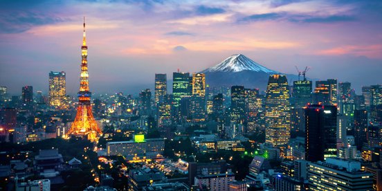 Funkelnde Skyline von Tokio mit dem Fuji im Hintergrund