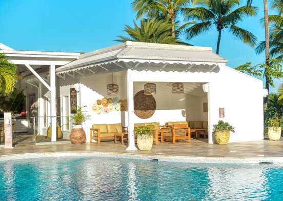 Außenansicht auf das Hotel Relais du Moulin mit Pool