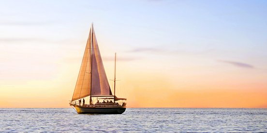 Segelboot auf dem Meer bei Sonnenuntergang