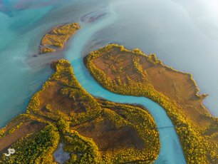Türkisblauer Fluss schlängelt sich durch die Landschaft Schwedens