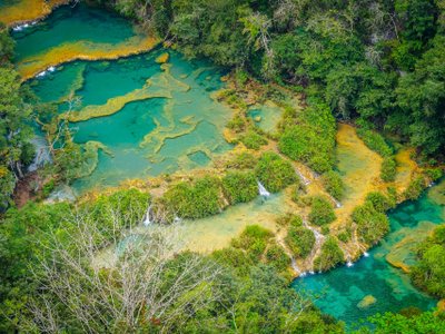 türkises Wasser in natürlichen Becken - Guatemala Highlights