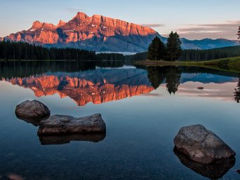 Rocky Mountains vor Seekullisse bei Sonnenuntergang