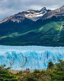 Gletscherzunge des Perito Moreno Gletschers, im Hintergrund Berge