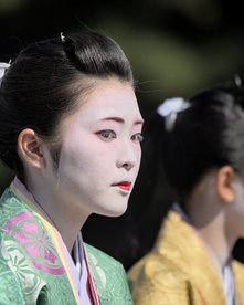 Zwei japanische Geishas im traditionellen Kimono