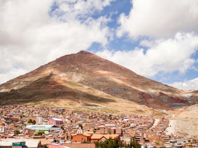Stadt Potosi vor Bergkulisse - Peru und Bolivien Highlights