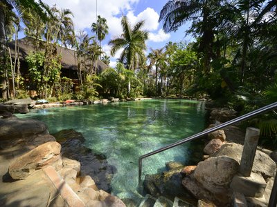 Großer Pool in der Makutsi Lodge in Südafrika