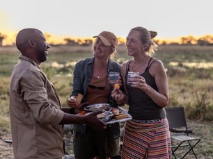 Gäste bekommen leckeres Essen