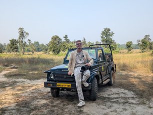 Paul Stoll posiert am Jeep in Indien