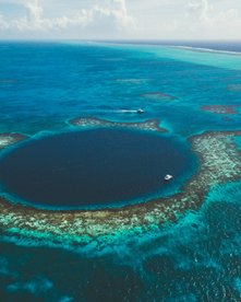 Das Blue Hole in Belize von oben