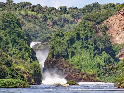 Wasserfall umgeben von Pflanzen und Felsen - Uganda Highlights