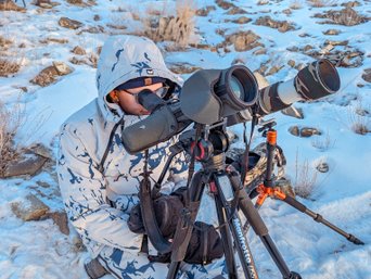 Paul Stoll beobachtet Tiere durchs Spektiv