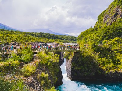 Brücke mit Menschen in Puerto Varas