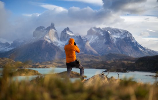 Person fotografiert Berge mit Bergsee - Patagonien Fotoreise
