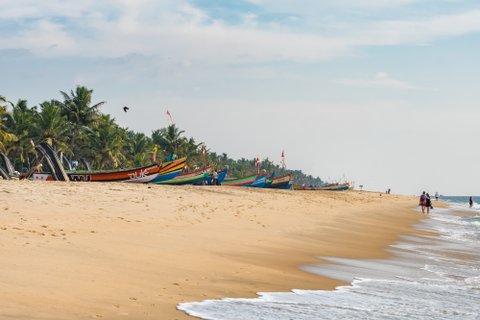 Südindien Rundreise - Boote am Sandstrand