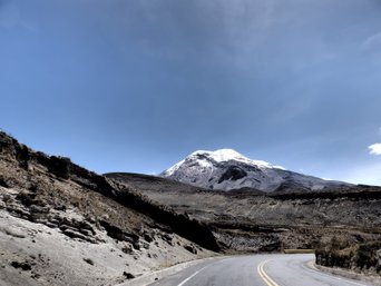 Eine Bergstraße führt hinauf in Richtung des Vulkans Chimborazo.