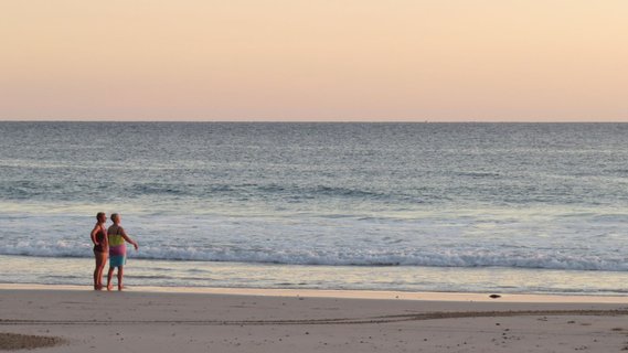 Costa Rica Rundreise 2 Wochen - Personen am weiten Strand