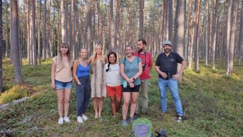 Unser Team im Wald von Estland bei einem Ausflug