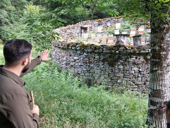 Guide zeigt Bienenkästen - Reisebericht Spanien