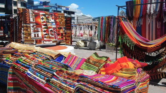 Ecuador Gruppenreise - bunte Stoffe auf einem Markt