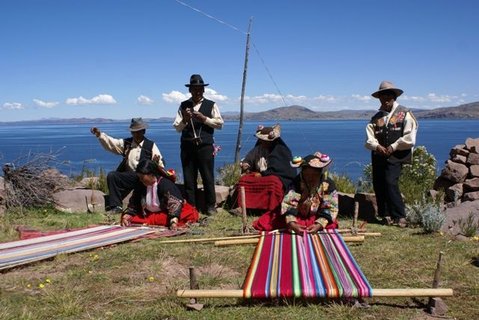 Peru und Bolivien Rundreise - Webende Personen mit See im Hintergrund