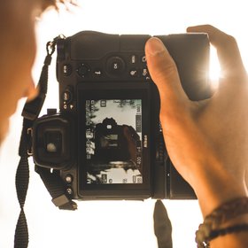 Mensch hält Kamera in der Hand