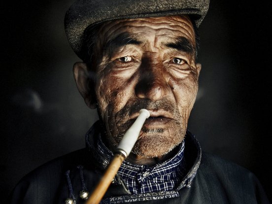 Ein Rauchender Mann - Mongolei Rundreise