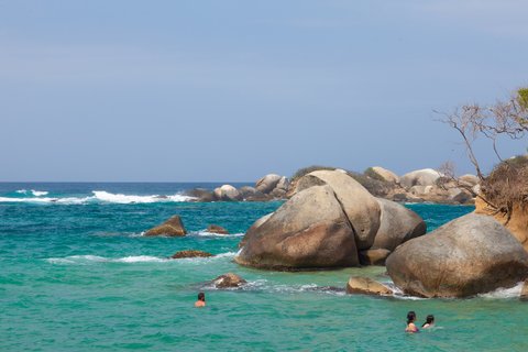 kolumbien gruppenreise - Felsen im Meer