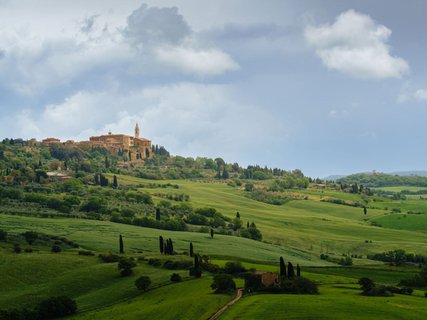 Gruppenreise Toskana - Stadt Pienza umgeben von grüner Landschaft