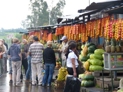 Ecuador Gruppenreise - Touristen auf einem Markt