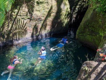 Menschen schwimmen im Fluss