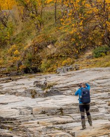 Fotograf am Fluss in schwedisch Lappland 