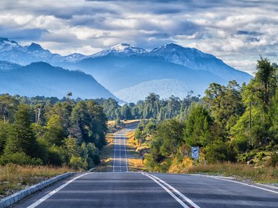 Schnurgerade Straße die auf Berge zuführt