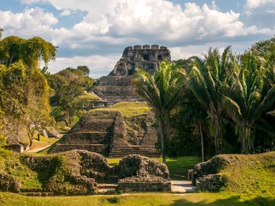 Schöne Ruinenstätte in Belize umgeben von grüner Vegetation