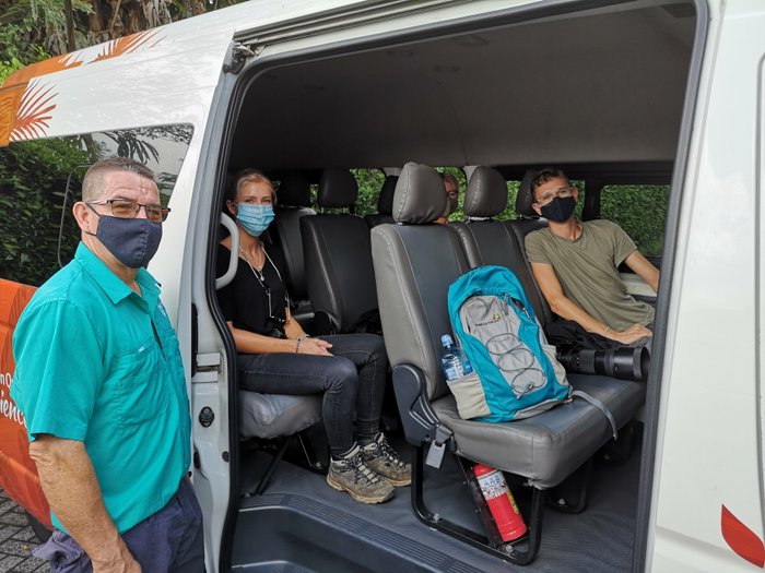 Touristen mit Maske im Bus