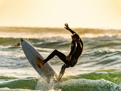 Surfer in Wellen - Ecuador Highlights