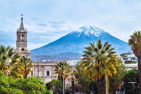 Peru Rundreise 3 Wochen - Tower on the background of a volcano in Arequipa, Peru.