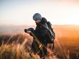 Kameramann fotografiert bei Sonnenuntergang