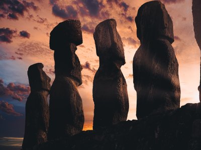 Statuen auf der Osterinsel im Sonnenuntergang - Argentinien und Chile Highlights