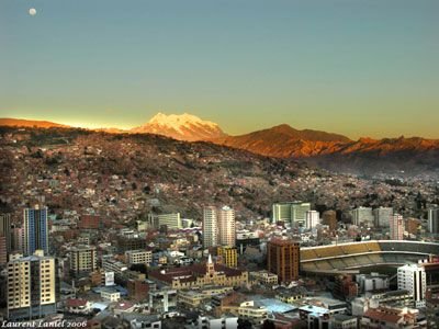 Peru und Bolivien Rundreise - Blick auf La Paz mit Bergen im Hintergrund