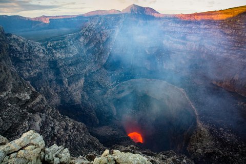 Nicaragua Rundreise - Vulkan Masaya mit Blick auf Lava