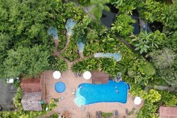 Drohnenfoto des Casa Luna Hotels mit Blick auf Pool und Jacuzzis