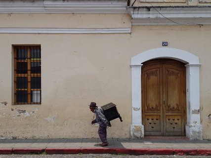 Guatemala Rundreise 2 Wochen - Mann vor Gebäude